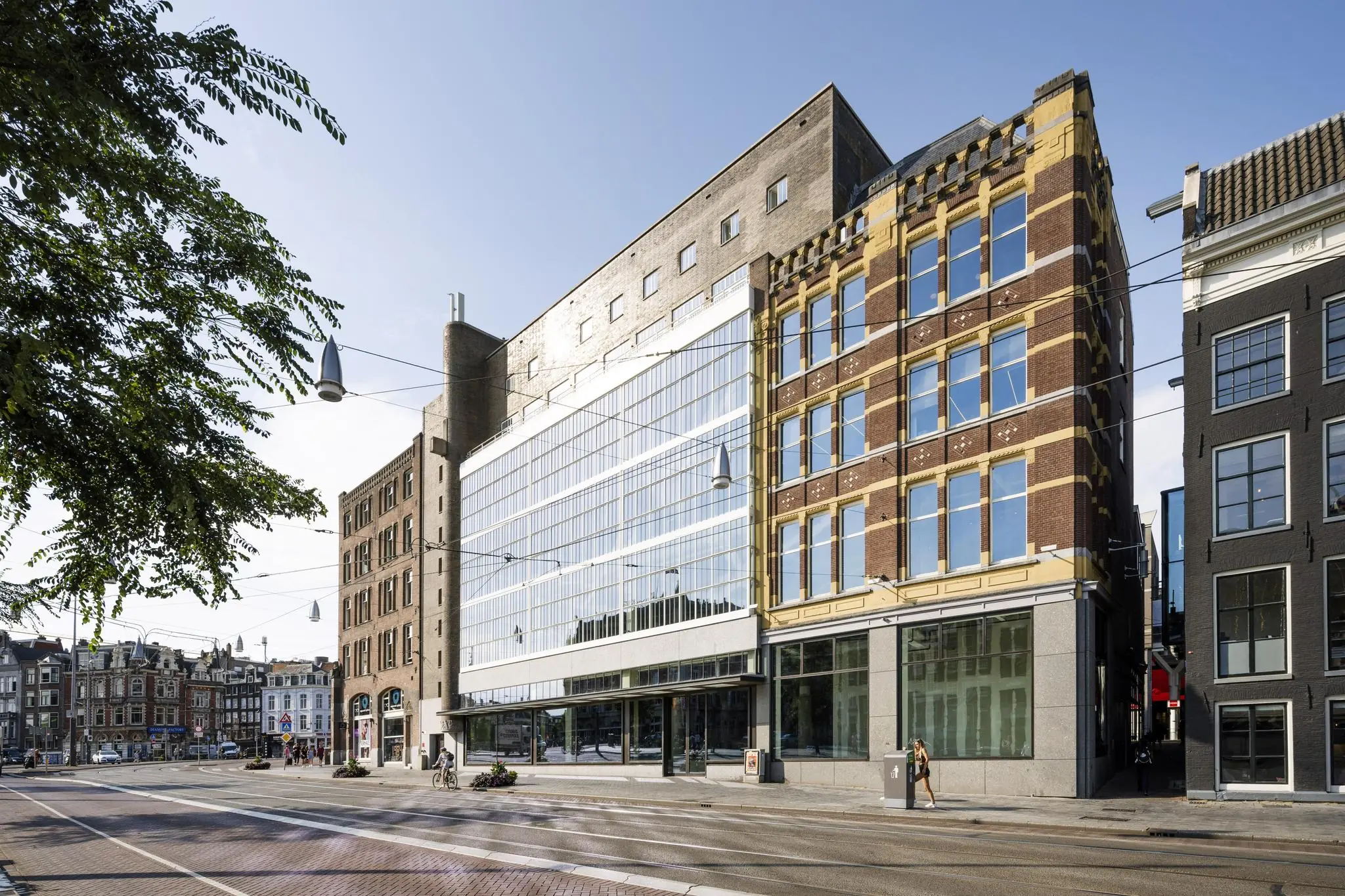 Straatbeeld van de Sint-Jorissteeg in Amsterdam met historische en moderne gevels naast elkaar.